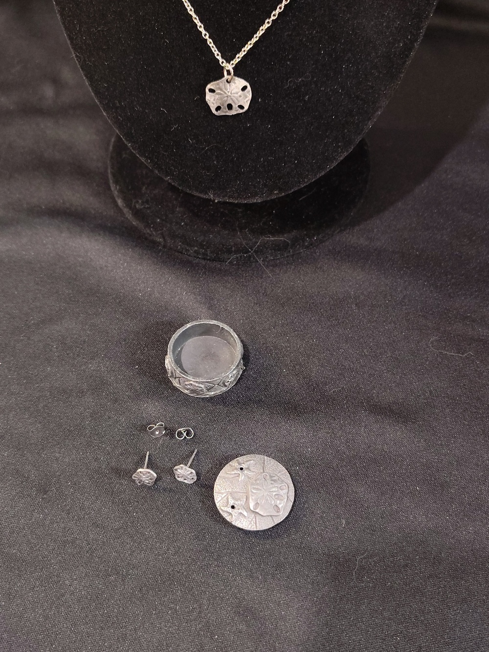 Torino Sand Dollar Pewter Necklace & Earring Set With Trinket Box - Picture 5 of 8